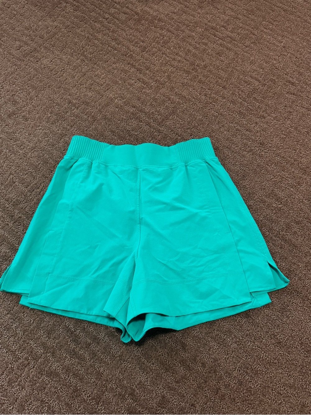 Lululemon Stretch Woven Relaxed-Fit High Rise 4" shorts-kelly green size small